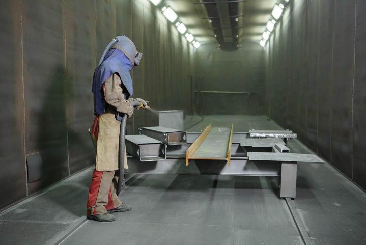 Grenaillage : décapage efficace des surfaces rugueuses.